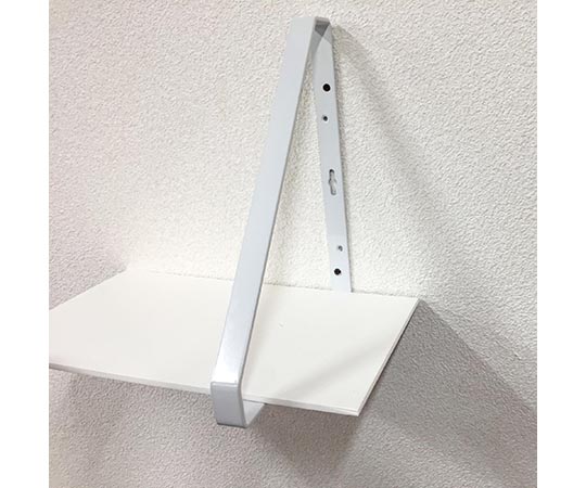 三角棚受　150×200mm　白 白い三角形の棚受けが正面から見える状態、取り付け部分のディテールが際立っている。