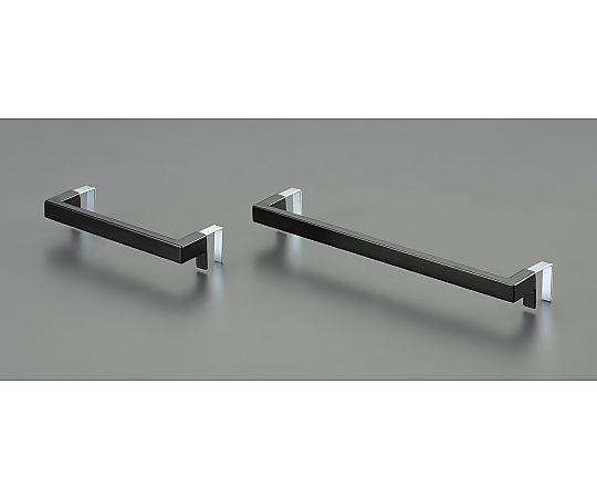 190x 60-70x40mm タオルハンガー(スチール製) スチール製のタオルハンガーが側面から見える状態、シンプルなデザインと滑らかな表面が特徴。