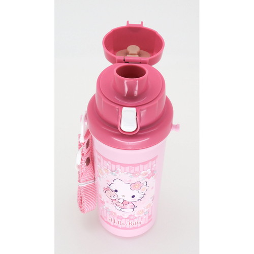 水筒　プラスチック　直飲み　軽量　ハローキティ　サクラ　600ml　子供 ピンク色のデザインに、サクラの花柄があしらわれた直飲みタイプの水筒が正面から見える状態。