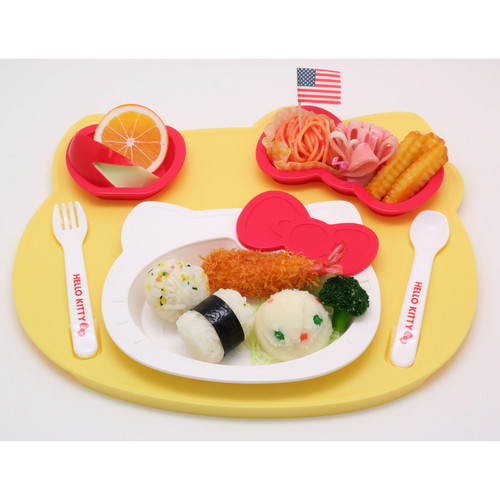 食器セット　ハローキティ　子供　キャラクター キャラクター柄が施された可愛らしい食器が並ぶ様子