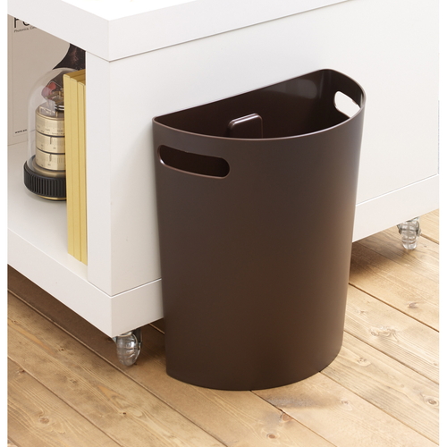 ゴミ箱 壁掛けダストボックス 9L マグネットシート2枚付き ブラウン 正面から見たダストボックスで、ブラウンの質感が際立ち、上部にマグネットシートが付いている様子。