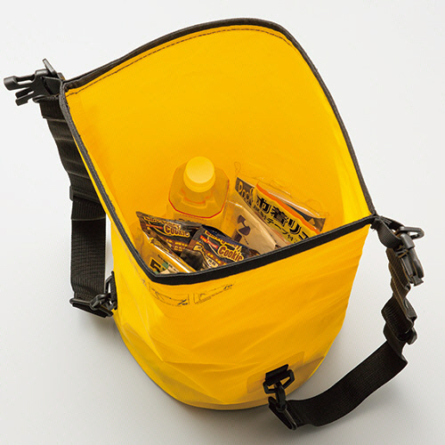 防水ドライバッグ イエロー 20L 1個 つやのあるイエローのバッグが立てて置かれている状態