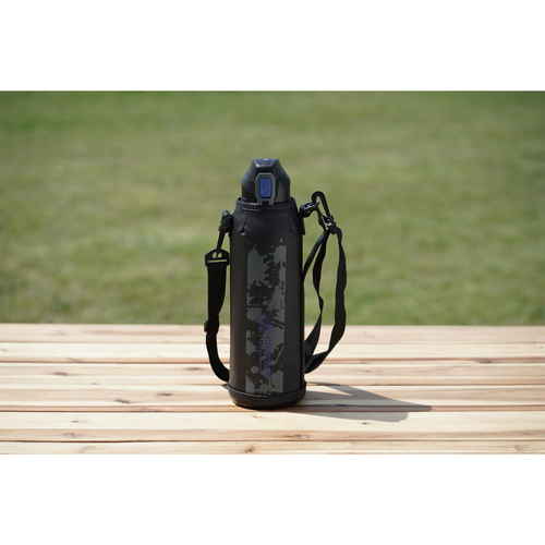 水筒　ファストチャージャー　ダイレクトボトル　1500ml　ポーチ付 ポーチに収納された状態で、リフレクター付きのデザインが見える。