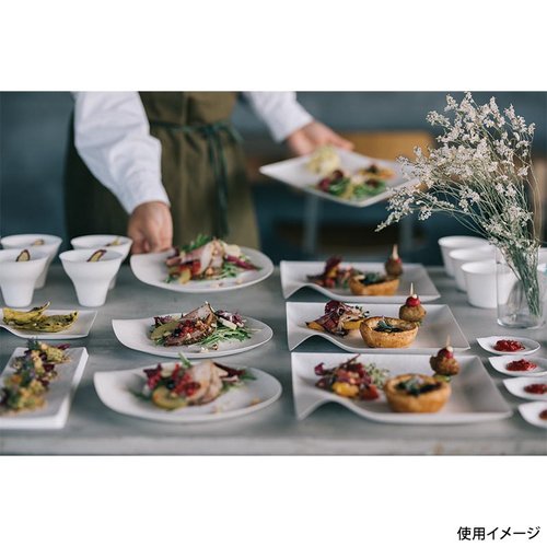 紙皿 WASARA 丸皿(大)【weeco】 伊藤景パック産業 真上から撮影された大きな丸皿、自然な色合いが強調されている。