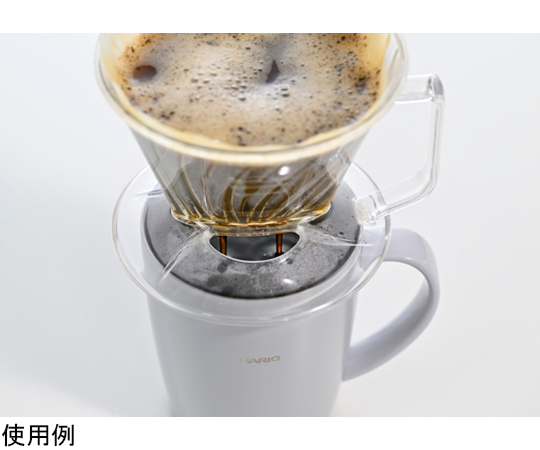 ペガサスドリッパー02 透明なフィルターが注がれたコーヒーのドリッパーが傾いている様子