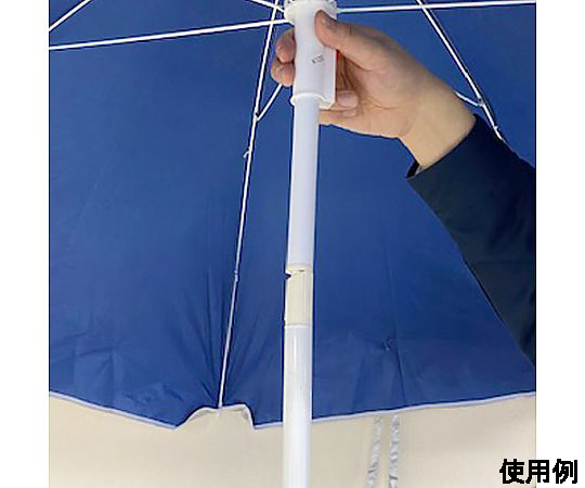 φ1800x1950mm パラソル(UVカット) 大きな傘が開いている様子、周囲に日差しを遮る影が広がっている。