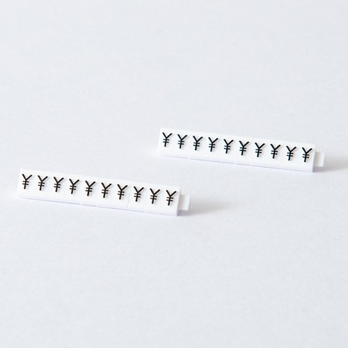 陳列備品 ニュープライスキューブ補充M用(20粒) 白/黒 ￥マーク 友屋 白と黒の2色が並ぶ補充用パッケージが見える状態