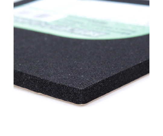 EPDMスポンジゴム　厚さ5mm×幅100mm×長さ100mm 均一な厚みの四角いスポンジゴムが平らに置かれている様子
