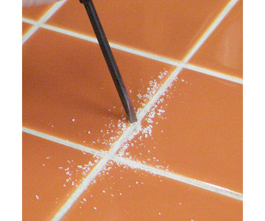 おふろば補修材　バスアップ　白　150g 白いパッケージが正面を向き、内容量や使用方法が明記されている様子