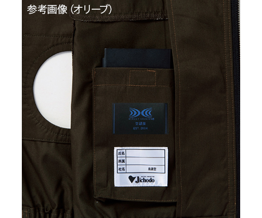 空調服長袖ブルゾン　シルバー　LL 左側から照明の下で輝くシルバーの生地とファスナーの詳細が見える状態