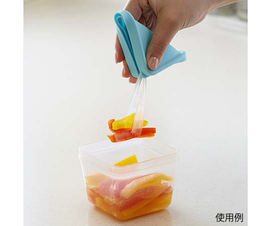 ふたがトングになる保存容器 ミントブルー 明るいミントブルーの色合いで、トングとして機能するふたが特徴的な保存容器が正面から見える状態。