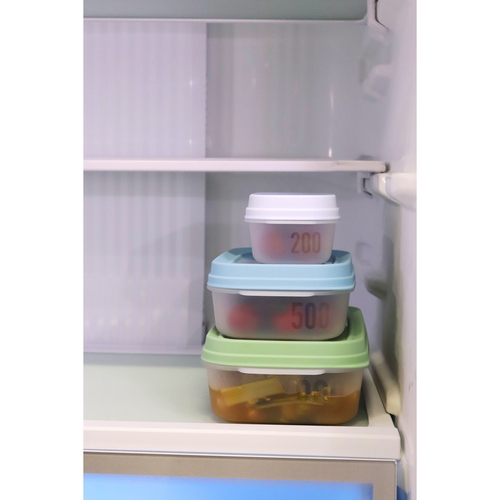 保存容器　200ml　ライトパック　セカンド　3個セット　カラー 透明な容器が3個並び、それぞれ異なるカラーのフタが装着されている様子