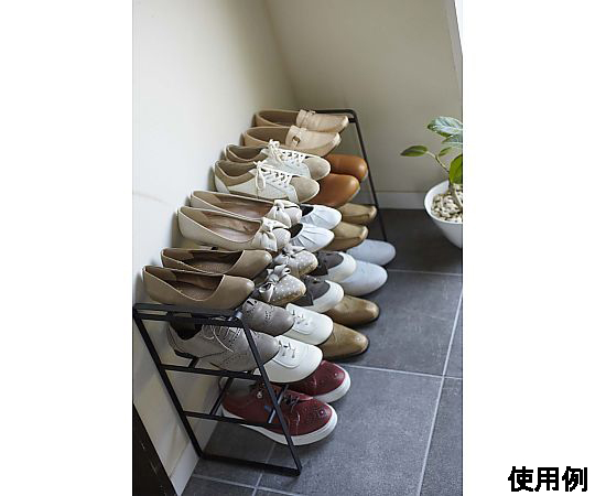 410-700x250x460mm シューズラック 整然と並んだ靴が収納されたラック、斜めからの視点。
