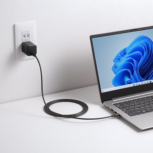 USB PD対応キューブ型AC充電器 Type-Cケーブル付属 45W ブラック 1個 斜めから見たコンパクトな黒い充電器と付属ケーブルの全体像