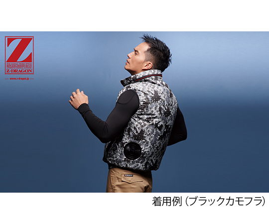 空調服ベスト　ブラックカモフラ　L 左右からの光を受けた独特なブラックカモフラ柄のベストが掛けられた状態