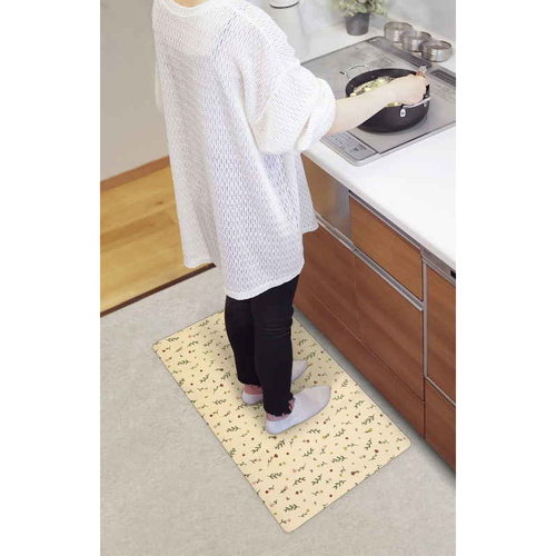 もう油汚れを気にしない!拭けるキッチンマット45×75　フラワー 白地にカラフルな花柄が施されたキッチンマットが、清潔感を醸し出す状態