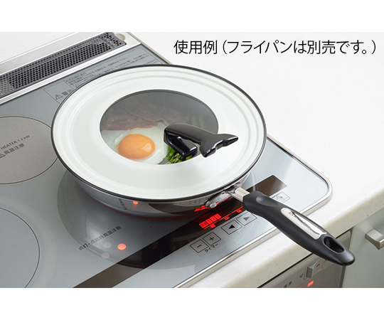 シンプルライフ フライパンカバー26から30cm用 透明なフライパンカバーが、ストラップで固定された状態