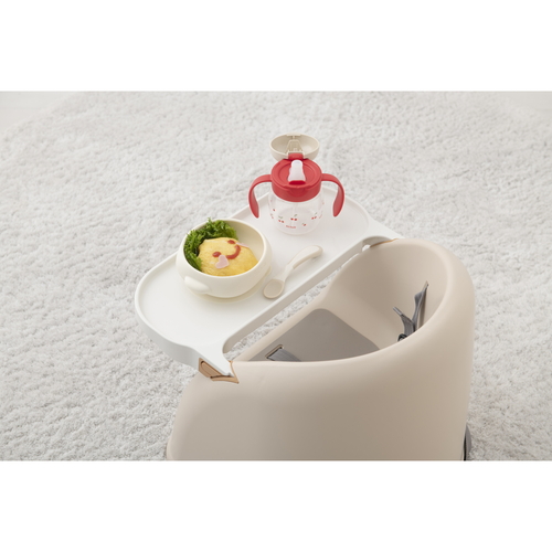 食器　すくいやすいシリコーンボウル　アイボリー 白いシリコーンボウルが持ちやすく設計されている様子、ソフトな質感が際立つ角度で撮影。