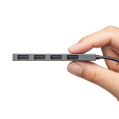 USB　Type-C　USB2.0　4ポート　スリムハブ　シルバー　1個 シルバーのスリムハブがテーブルの上に置かれ、4つのUSBポートが正面に並んでいる様子