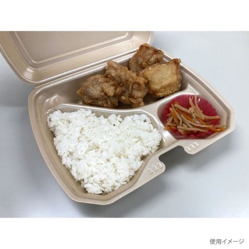 弁当容器 VK-613-4 キャメル シーピー化成 丸みを帯びたフタがデザインされた防水性の容器が木目調の背景に置かれている様子