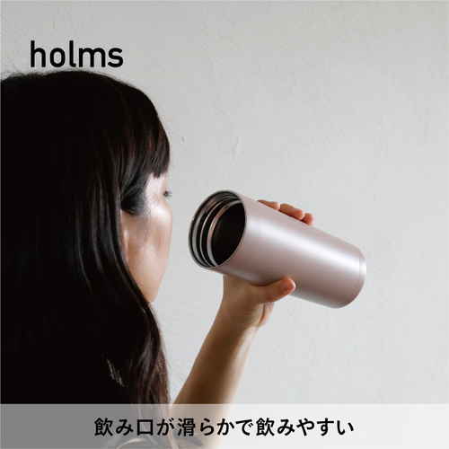 水筒　holms　ハンドル付きタンブラー　500　スモークピンク 持ち手が付いたスモークピンクのタンブラーが正面を向いて置かれている様子