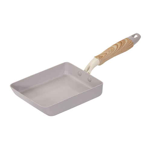 卵焼き器　ハルミック　セラミック加工　IH対応軽量玉子焼　13×18cm　ペールパープル 軽やかなペールパープルの表面が光を反射し、持ち手が見える角度から撮影されたデザイン加工が施されたキッチン用品。
