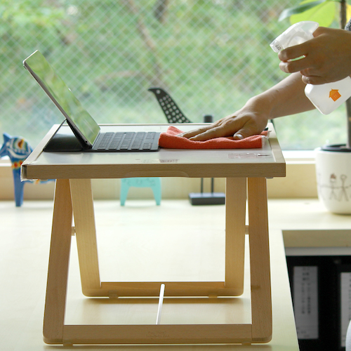 ＭＱＤｕｏｔｅｘ ニットクロス レッド 白い背景に折りたたまれた赤いニット地の表面と編み目の質感がわかる状態