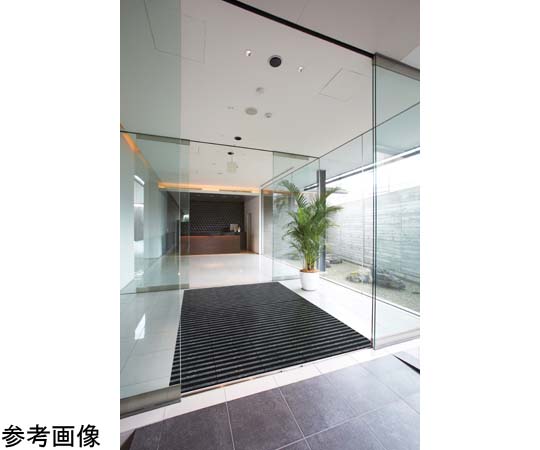 樹脂システムマット ブラシライン150 DGR(ダークグレー) セクションの中央に設置された、風合いのあるダークグレーのマットが広がる様子