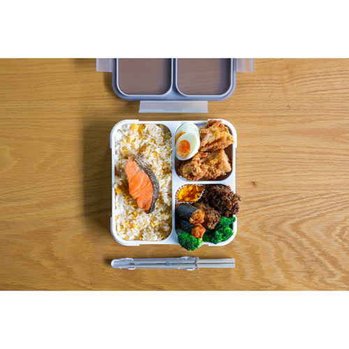 弁当箱　800ml　抗菌　フードマン　FOODMAN　薄型　1段　グレー 薄型のグレーの弁当箱が正面から見える状態で、フタが開いている。
