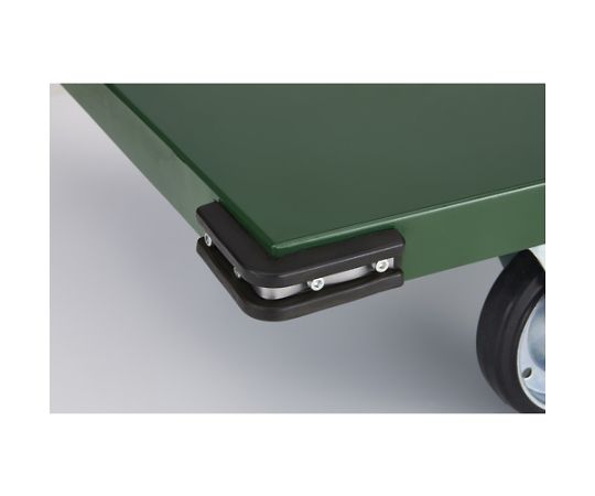 鋼鉄製運搬車　1200X750　Φ200プレス車　緑 明るい緑色の鋼鉄製運搬車が側面から見える状態で、堅牢な構造と大きな車輪が強調されている。
