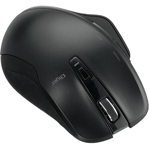 無線静音マウス MUS-RKF155BK 商品が手元に置かれた状態で、滑らかな表面が見える。