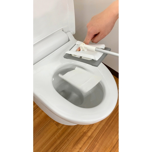ワンプッシュトイレワイパーケース付 白と青のデザインが特徴的なトイレワイパーケースが清潔感のある印象で見える状態