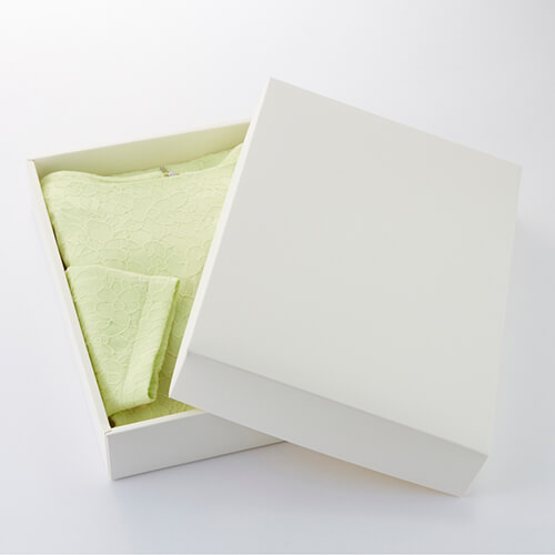 表面にストライプ状のエンボス加工が施されたギフトボックス