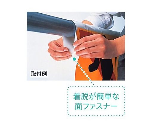 600x450mm ワンタッチ取付標識(喫煙所) 明るい背景に設置された、白地に青文字の案内表示が目を引く状態