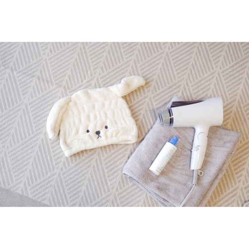 ヘアキャップ　吸水アニマル　ヘアターバン　キッズ　子供　吸水　お風呂上がり　イヌ 白地にかわいい犬のデザインが施された、色鮮やかなヘアターバンが見える状態