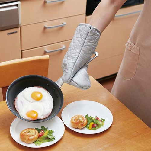 ミトン　ダブルアルミコーティング 商品全体が正面から見える状態で、表面が光沢のある素材で覆われている。