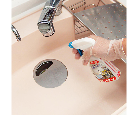 水まわり汚れ止めコート剤　汚れしらず　ミニ　60mL 商品の正面が鮮明に映った状態で、キャップが着いたボトルが立っている。
