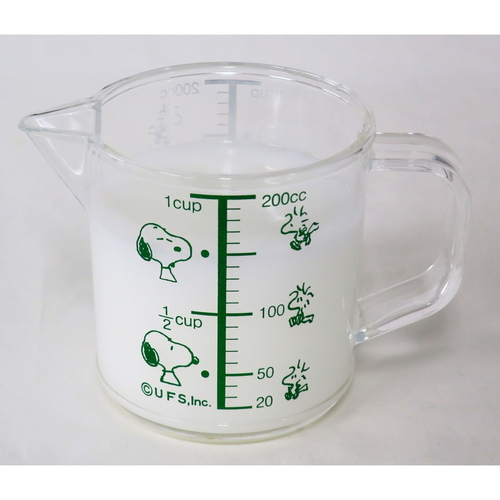 計量カップ メジャーカップ スヌーピー 200ml 透明な計量カップにスヌーピーのイラストが描かれ、持ち手が見える状態