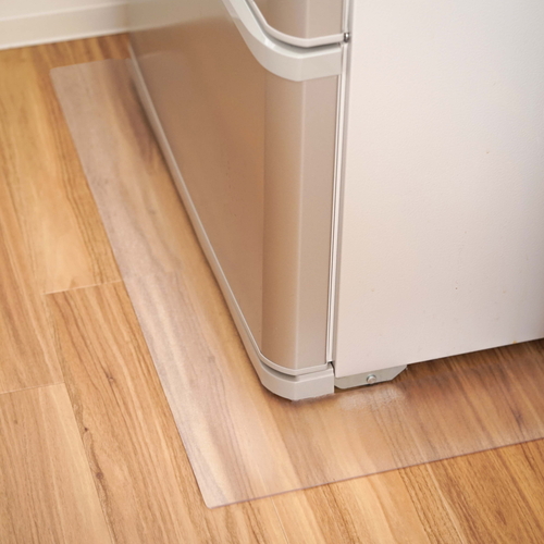 PVCマルチ保護マット62×53cm 透明で滑らかな表面が広がる、角が丸い保護マットの上に色とりどりの文房具が配置された様子。