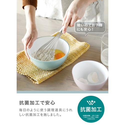 耐熱レンジボウル14cm　抗菌アトミコ　14cm　パープル 紫色の耐熱ボウルが横向きで配置され、内側に白い光沢感が見られる状態
