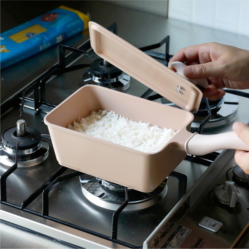 四角いフライパン　13×18cm　IH対応　深型　Supot　copan　ベージュ フライパンの深い側面が見える角度で、鮮やかなベージュ色が目を引く状態