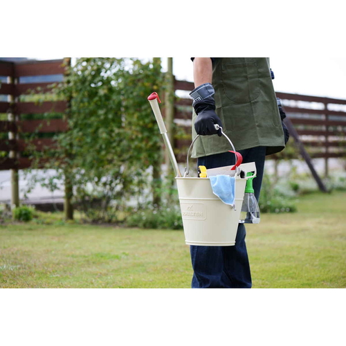 バケツ 8L SCHALTEN バケット 丸型 目盛り付き ホース止め 注ぎ口 付き おしゃれ 目盛り付きの丸型バケツで注ぎ口とホース止めがある様子