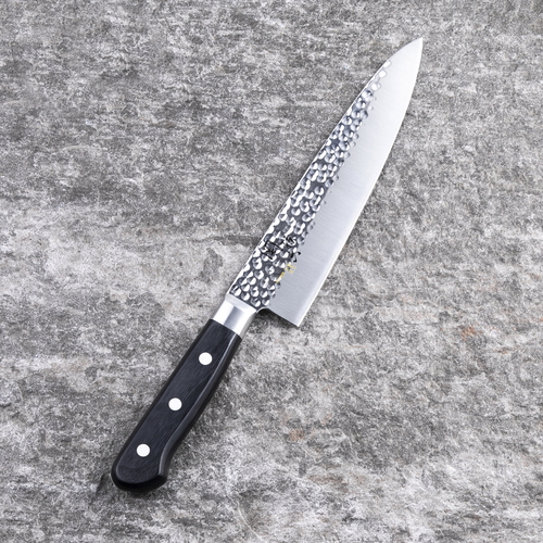 牛刀包丁　関孫六　いまよう　牛刀180mm　000AB5459 刃先が際立つシンプルなデザインの包丁が正面を向いている様子