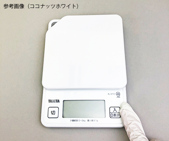 デジタルクッキングスケール アボカドグリーン 鋭角的なデザインで斜めに傾いたスケールの上に乗っている食材の量目盛が見える状態