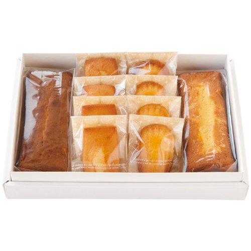 ギフト箱 ヨーロピアンギフトBOX クリーム-S(10枚) ヘッズ 淡いクリーム色のギフトボックスが整然と並ぶ様子