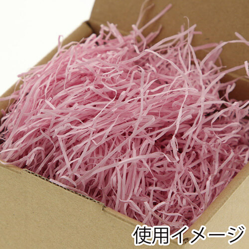 紙パッキン（ライトピンク・紙巾1mm・1kg/袋） 淡いピンク色の幅約1mmの細長い帯状の紙が複数巻かれて透明袋に詰められた状態
