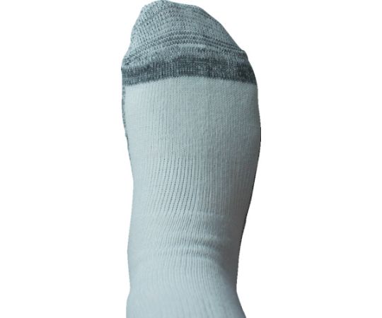 ストロングソックス　底力タイプ　ホワイト×グレー　先丸　2足組 柔らかな生地感が伝わる先丸タイプの靴下が横に並ぶ様子