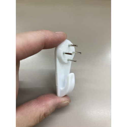 ルームモック　ぬいぐるみウォールポケット　グレー 柔らかな素材でできたグレーのポケットがしっかりと壁に取り付けられている様子