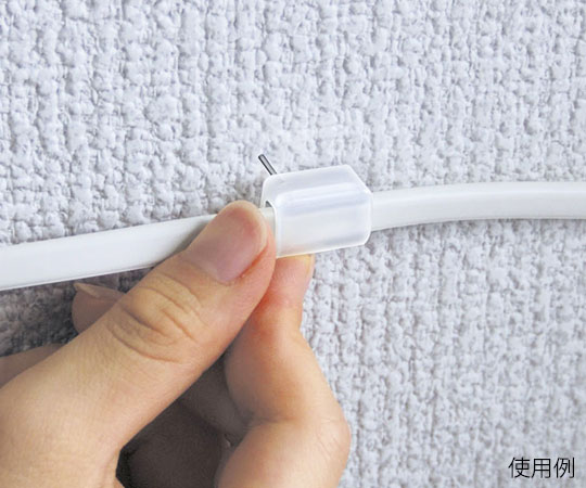 クリアーコードキャッチ　ピン差し込みタイプ 透明なケースに収納されたピン差し込みタイプの製品が見える状態