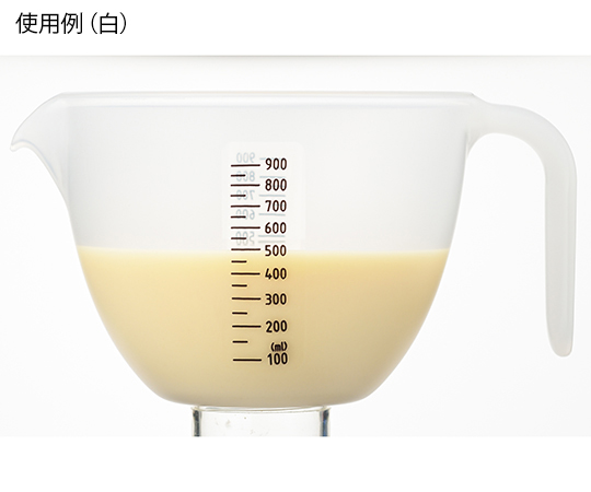 キレが良い粉つぎボウル 白 白いボウルがテーブルに置かれ、粉がスムーズに注がれる様子